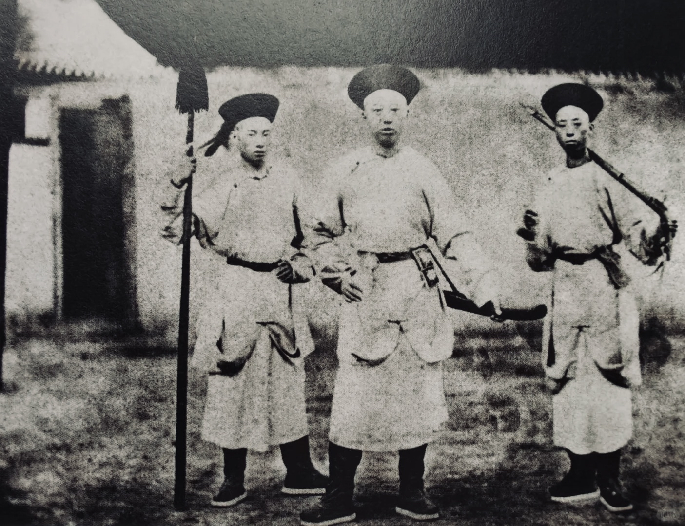 此人正是奕譞（1840-1891），他是咸丰帝的同父异母弟，也是光绪帝的亲生父亲。这张照片拍摄时，他的爵位是醇郡王，身兼都统、御前大臣、领侍卫内大臣数职。神机营创设于咸丰十一年（公元1861年），配装西方近代军械，后来成了清末禁卫军的核心力量。
说起光绪帝何以登上帝位，他是在同治帝驾崩后，由慈禧太后