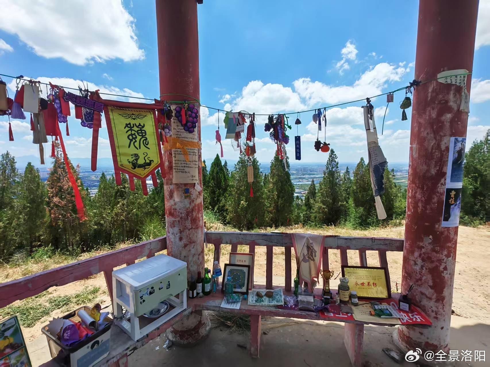 洛阳旅游 【洛阳北邙山探墓 | 揭秘为啥都给曹丕送葡萄】作为土生土长的洛阳土著文旅博主✨正式开启我的北邙山扫墓系列！专门接待痴迷历史文化，想来邙山寻古凭吊的朋友🌿今天来到首阳山怀古亭一抬眼好多人给曹丕摆上葡萄🍇好多朋友好奇：你们怎么知道曹子桓爱吃葡萄？史料真的有记载！[红书R]曹丕在《与吴监书》里疯狂安利葡萄：“中国珍果甚多，且复为说蒲萄……道之固已流涎咽唾，况亲食之邪”[斜眼R]曹丕很喜欢吃甜食，尤其爱吃葡萄。不仅自己喜欢吃，还推荐给大臣吃，还搞拉踩，"南方有龙眼荔枝，宁比西国葡萄石蜜乎?”[笑哭R]曹丕还写过很多很多吃葡萄的诗句，可以看出对葡萄深沉的爱🍇一千八百年过去，后人还记着他的这份偏爱，挺动人。[萌萌哒R]曹丕是一位很富有生活情趣很会享受的一个人，会生活，追求生活质量，用家常语言、诏书的形式发布对水果的意见，表达好北方物产，恶南方物品的看法，他大概算是中国最早的美食点评达人了吧！[笑哭R]这么有性格、爱生活，敢于表达意见的人，自然会得到这么多喜欢生活，热衷新鲜事物，...