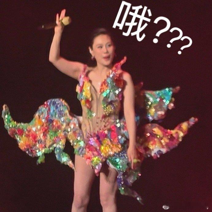 #袁娅维[超话]#  这个表情包很好用呢[挤眼] ​