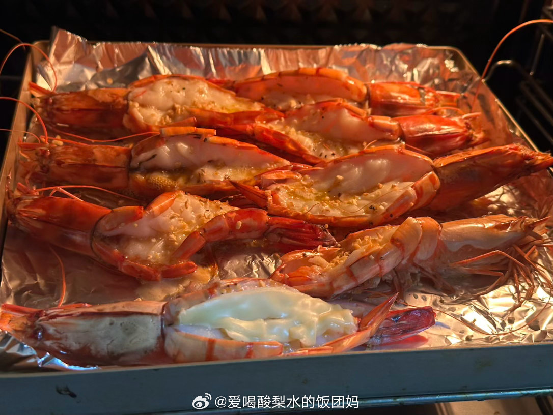 之前别人送了一箱黑虎虾也不知道怎么吃当时就黑椒蒜末了一大盘我本来就不喜欢吃虾所以觉得很一般但是团他爸赞不绝口全给吃了[笑cry]这次又拿了几只出来尝试了一下花雕熟醉味道很好感觉比罗氏虾要进味儿很多不知道是不是我开背的原因[思考] ​​​