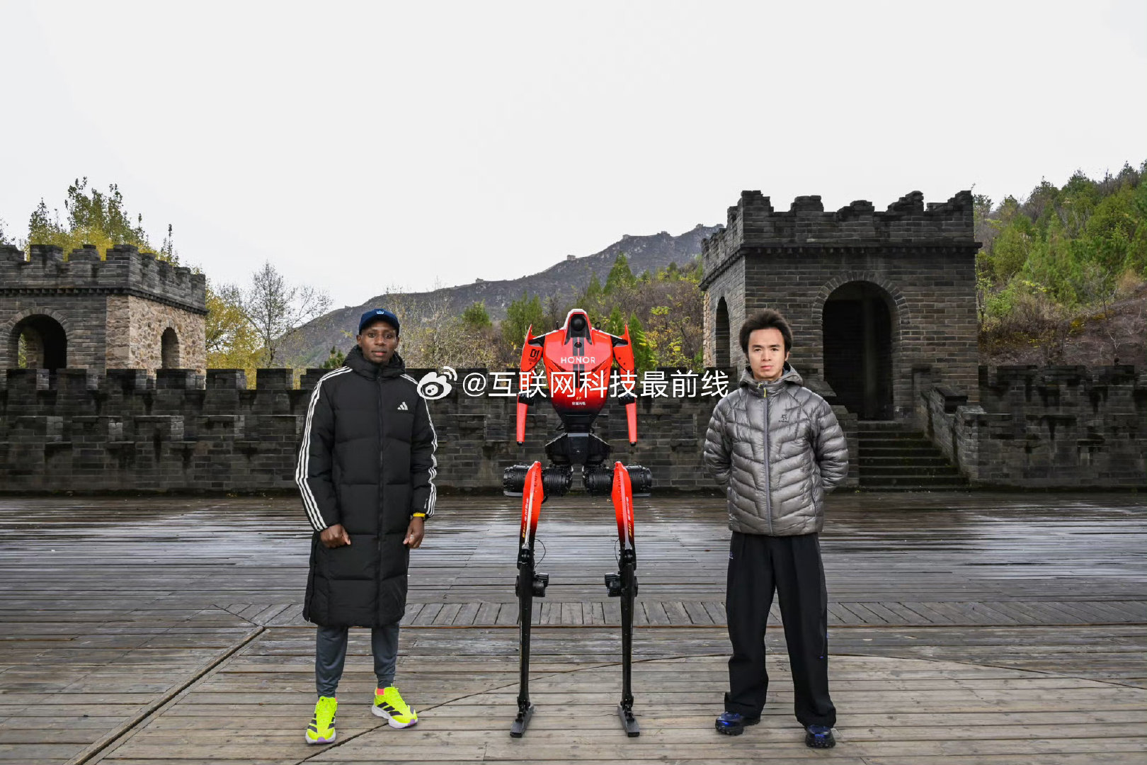 一个外卖小哥跑成了世界冠军，一个应聘被拒的跑者刷新人类极限，还有一个不累的机器人。三个人，三条完全不同的路，最后围在长城脚下。这本身就很敢想敢不同。#闪电萨维赵家驹罕见线下同框竞速# #荣耀闪电# ​