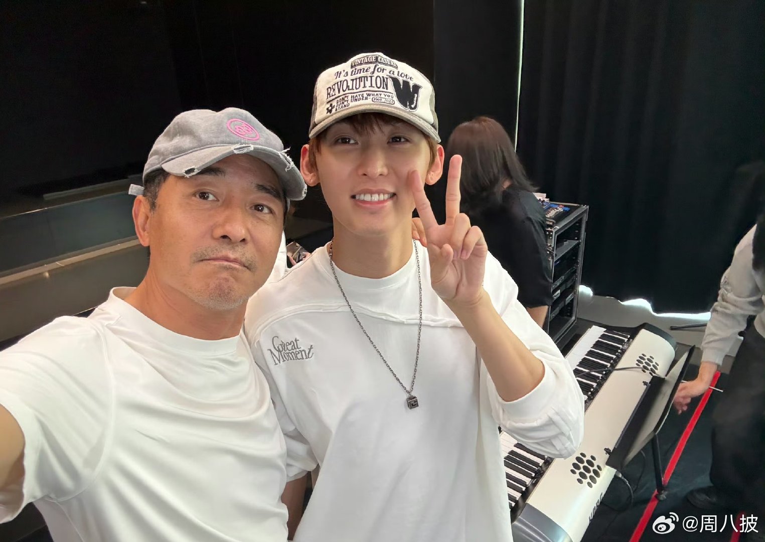 #郭晓东告别披荆斩棘# #披荆斩棘公演舞台# 最后下台前挨个和哥哥们握手的瞬间，全场的温柔都聚在你身上了，披荆斩棘的旅程结束，但你的高光才刚刚开始！#郭晓东[超话]# ​