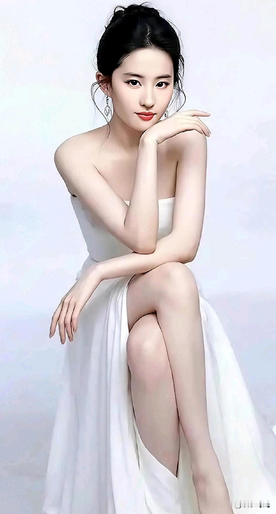 刘亦菲美腿杀疯啦 宝子们！刷到刘亦菲姐姐的美腿写真我直接原地封神！每一...