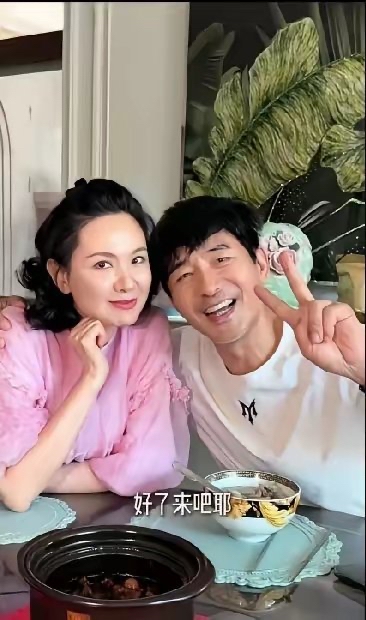 郭晓东的“孝庄”含金量还在提高；

毕竟，家里有这么一位爱好表演的“表演型人格”老婆在，看多了他两口子的日常后，总感觉《小巷人家》里的庄老师应该才是郭晓东的正常状态吧！

不过，以现在流量就是王者的时代规律里，就算再不喜欢外露情感的人，也的顶着、继续营业……