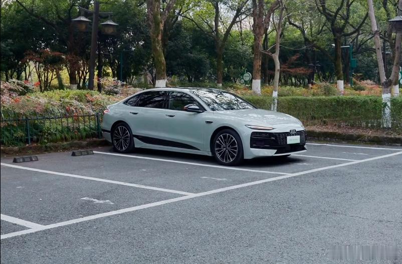 夏日用车体验 

提车赶上盛夏，体验夏日用车。远程提前开启空调这个功能非常实用，暴晒之后上车不会一股热浪。车内空调制冷速度快，分区控温，主副驾可以设置不同温度。座椅通风效果不错，长时间开车后背不会闷热出汗。车窗隔热表现良好，阳光直射，车厢温度不会飙升。夏天电车停车不用怠速开空调，不 ​