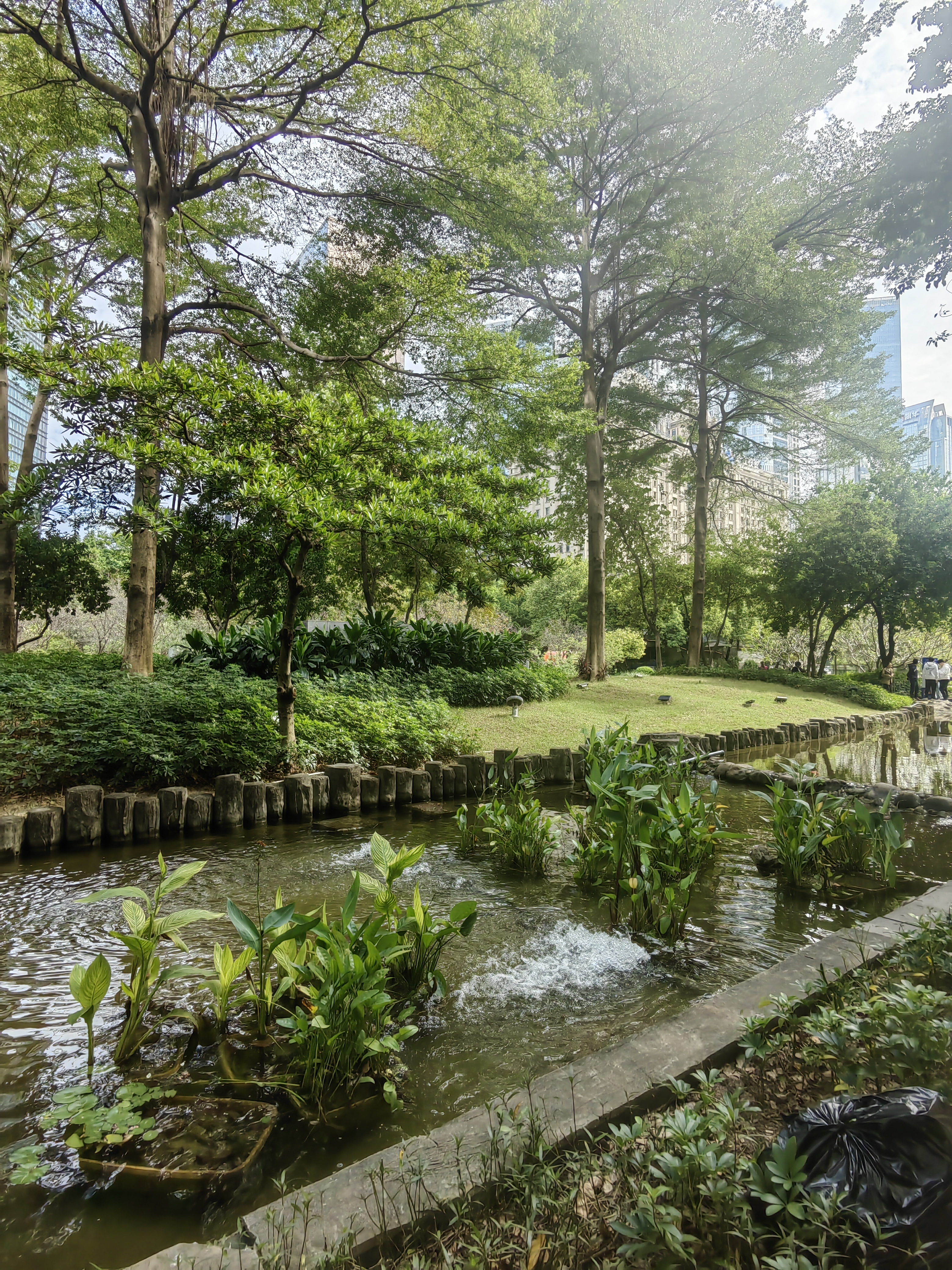 上面是潺潺流水，下面是一片商场，集商业与美景于一体，难怪周末吸引大量...