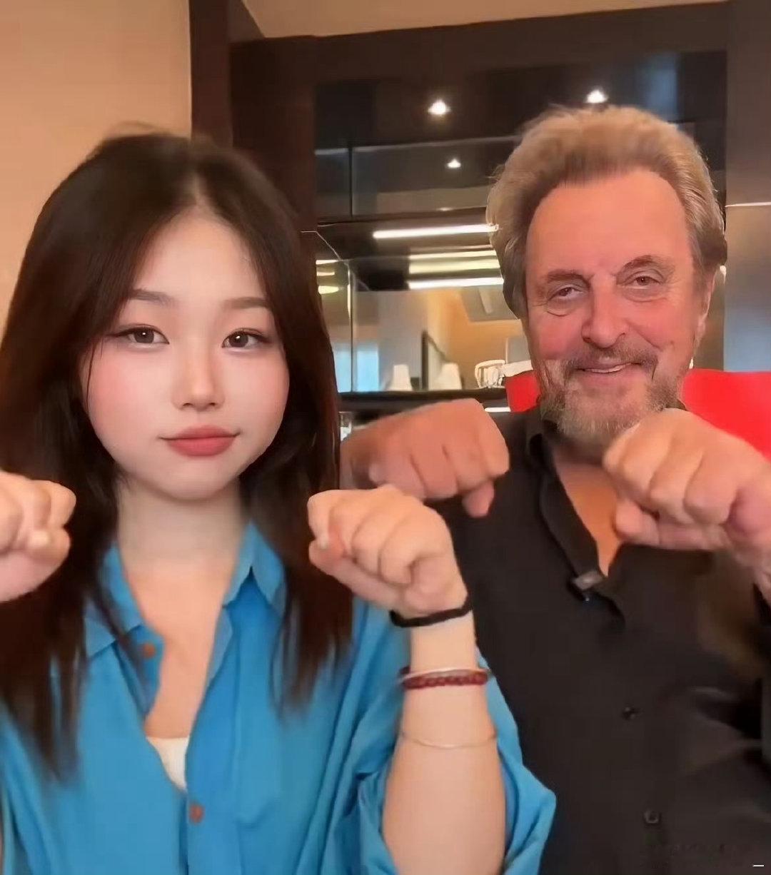 马斯克是真不给他爸打钱吗，感觉好邋遢啊，镜头前有点搞笑，还得挣这些广告费吗[呲牙][呲牙] 马斯克妈妈来每次来都超精致 ​​​