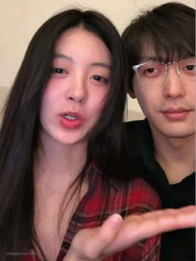 越来越有夫妻相了是怎么一回事[害羞R]，还是素颜直播。
