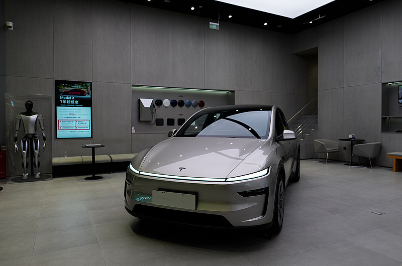 特斯拉Model 3还会再降价吗？
这次官方直接给Model 3全系现车甩了5000元现金激励，叠加原本留着的5年0息、部分车型8000元保险补贴、免费车漆选装和充电权益，算下来起售价才22.25万，首付不到8万，月供才2377，比很多燃油车的养车月开销还低。
按特斯拉过往的节奏，这种级别的大促要么