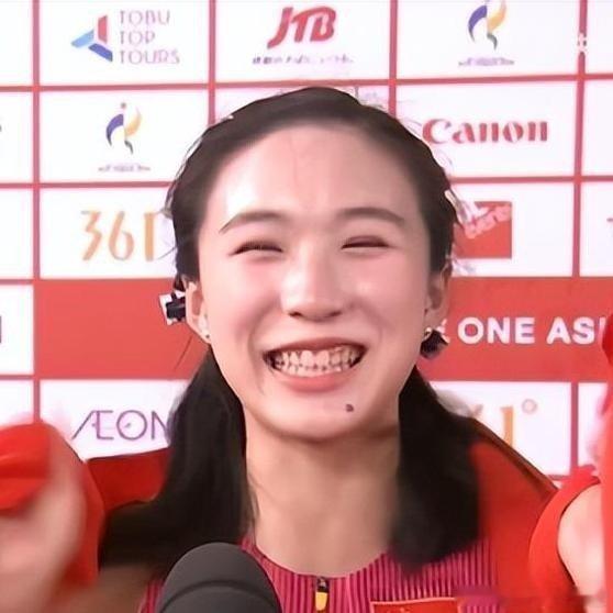 《一句"爸爸我有出息了"，被改成"妈妈"：亚运冠军的原声，谁在动手改？》一拨说，陈妤颉披着国旗冲镜头喊的是"爸爸，我有出息了"；另一拨说不可能，字幕上明明白白写着"妈妈"。 ​