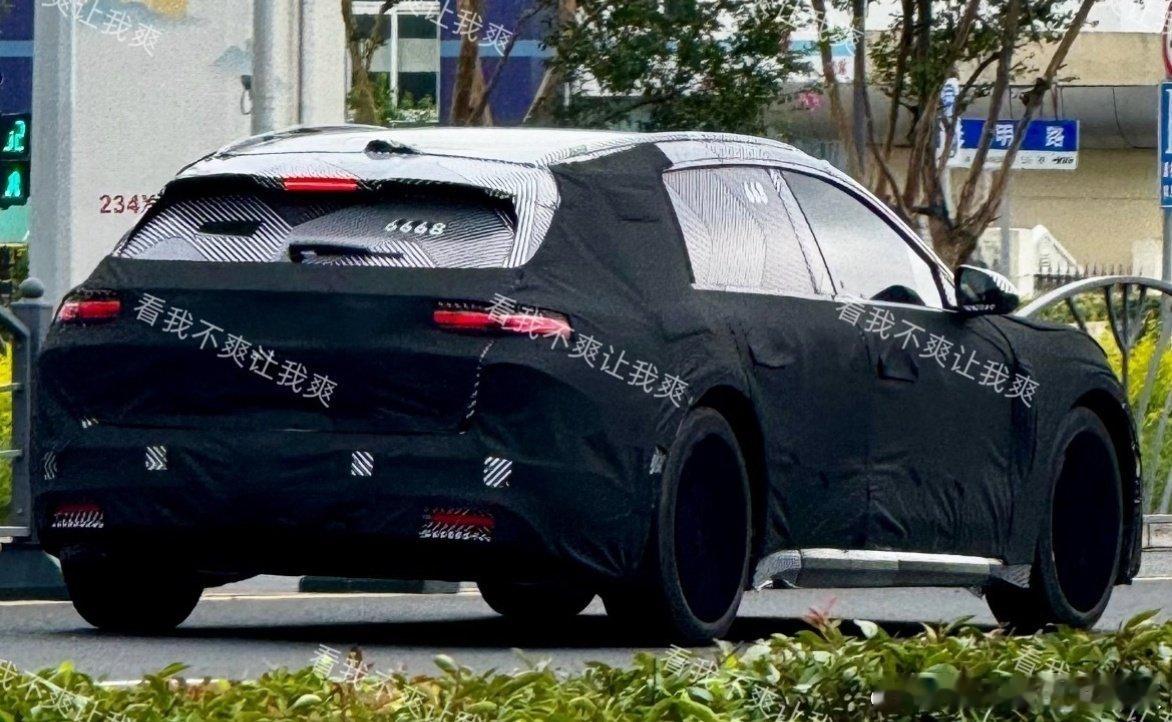 蔚来新款旅行车谍照曝光，后悬比现有车型更长了[666]，不过伪装工作做得很到位，仅能从不同角度看出些许变化[二哈]。#大v聊车##蔚来##蔚来et5t# ​
