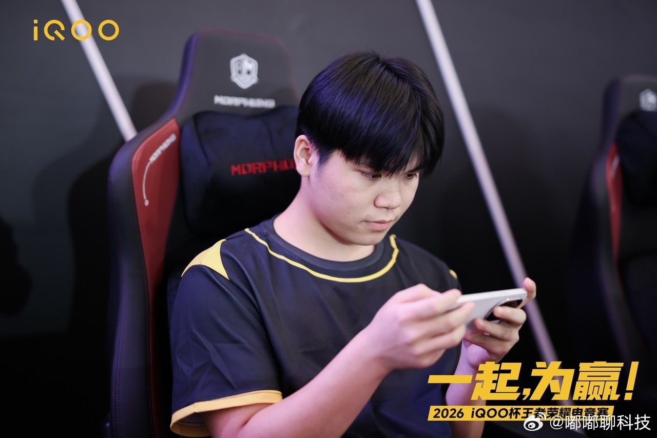 #iqoo[超话]# iQOO杯南京南大区赛现场商场里全是热爱王者的小伙伴，舞台、coser、参赛选手，氛围感没的说
见证了选手们全力拼搏，沉甸甸的冠军奖牌看得人热血沸腾。
南京站已经圆满落幕，期待8.30哈尔滨北大区赛！
这一次，该我们上场，一起为赢
#iQOO杯#一起为赢 ​