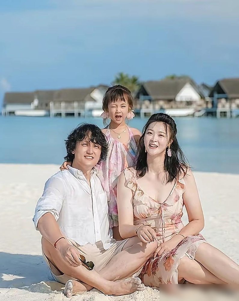 女排队长晒全家福，老公那个肚子，比当年夺冠时的球还圆。
惠若琪带着一家三口去马尔代夫，视频里女儿乖乖趴在妈妈肩头，她自己还是那副运动员身板，紧致得跟现役似的。
反观博士老公杨臻博，站旁边整个人宽了一圈，网友直呼不敢认。
评论区都在调侃，说惠若琪把自律刻进骨子里了，老公把幸福写在了腰上。
可你
