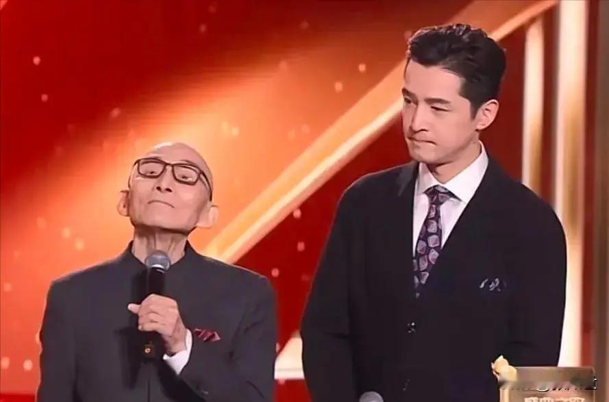 93岁游本昌最后一句话是“我很舒服”，可8个月前他才被下病危通知，87岁拍《繁花》每天干10小时还吸着氧，这到底算敬业还是拿命在扛？
2026年9月24日凌晨，游本昌在北京安详离世，最后一句话是“我很舒服”。
可仅仅8个月前，他刚从一次几乎致命的慢阻肺急性发作中挺过来。血氧跌到80多，医院当场下了病