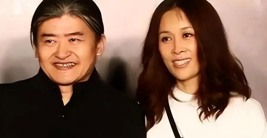 那英演唱会哽咽唱《弯弯的月亮》送别刘欢，被人打电话举报“没报备”，成都文旅查明是互动环节片段演唱不属违规，这份通报把什么是“变更节目”讲透了。
刘欢9月25日上午9时52分在上海病逝，那英次日就在成都演唱会上临时加唱了《弯弯的月亮》
视频传开后，有人把电话打到了文旅局，理由是“商演临时加歌没报备”。