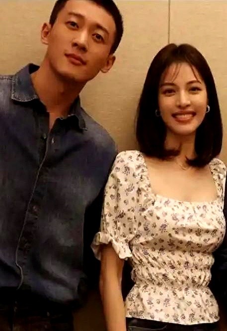 李现张云龙再到侯雯元，钟楚曦的恋爱名单一拉出来，内娱多少女明星得在心里掐柠檬。

放眼望去清一色的盘靓条顺大帅哥。网友天天拿放大镜扒她的感情线，人家倒好，直接把侯雯元拉到台前，大大方方盖了戳。这也是她入行以来唯一一次把恋爱摆上台面。

没有遮遮掩掩，被拍了就认。这姐们谈恋爱主打一个坦荡，只跟同频的人