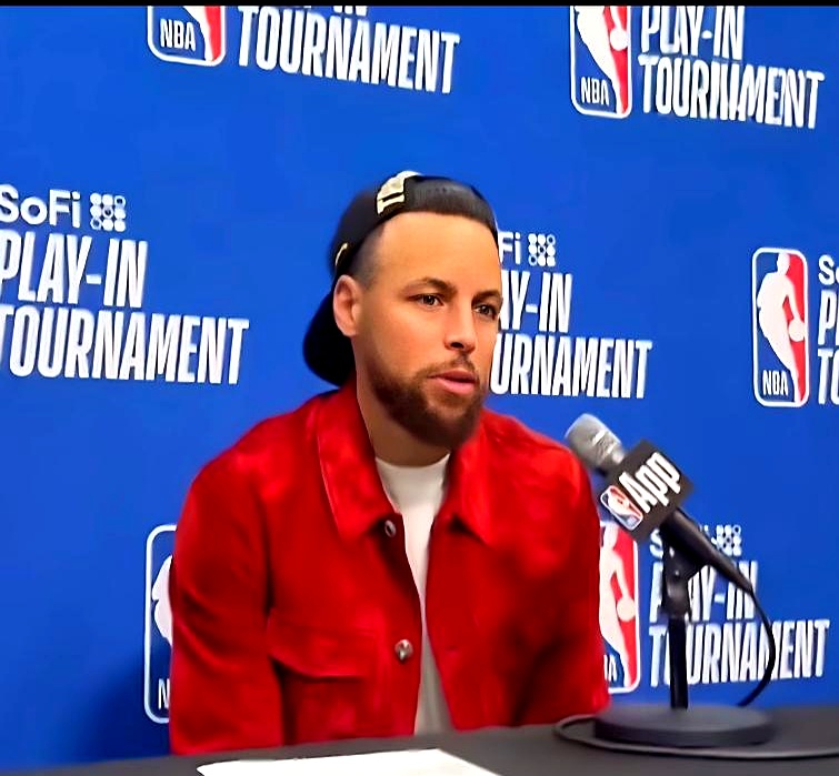 勇士王朝彻底崩了！库里看着杰伦格林狂飙三分，背影写满落寞。    20...