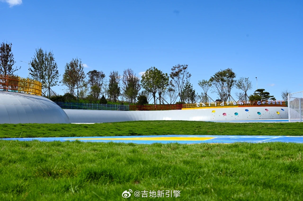 【绿美延吉，一座东北边城的生态蝶变与发展新篇】送你e朵金达莱 在中国版图的东北角，边陲小城延吉，静卧于长白山脉怀抱。布尔哈通河穿城而过，帽儿山静默守望。山水之间，一场名为“绿美延吉”的绿色实践，重塑着城市肌理，书写着人与自然和谐共生的边城新篇。网页链接