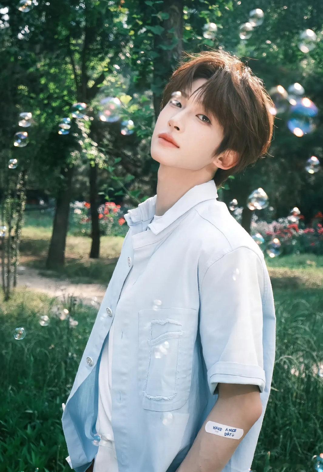 #刘宇[超话]##刘宇##刘宇0824生日快乐##刘宇廿六驭梦山河# 
少年感溢出屏幕了，啊啊啊啊
​
