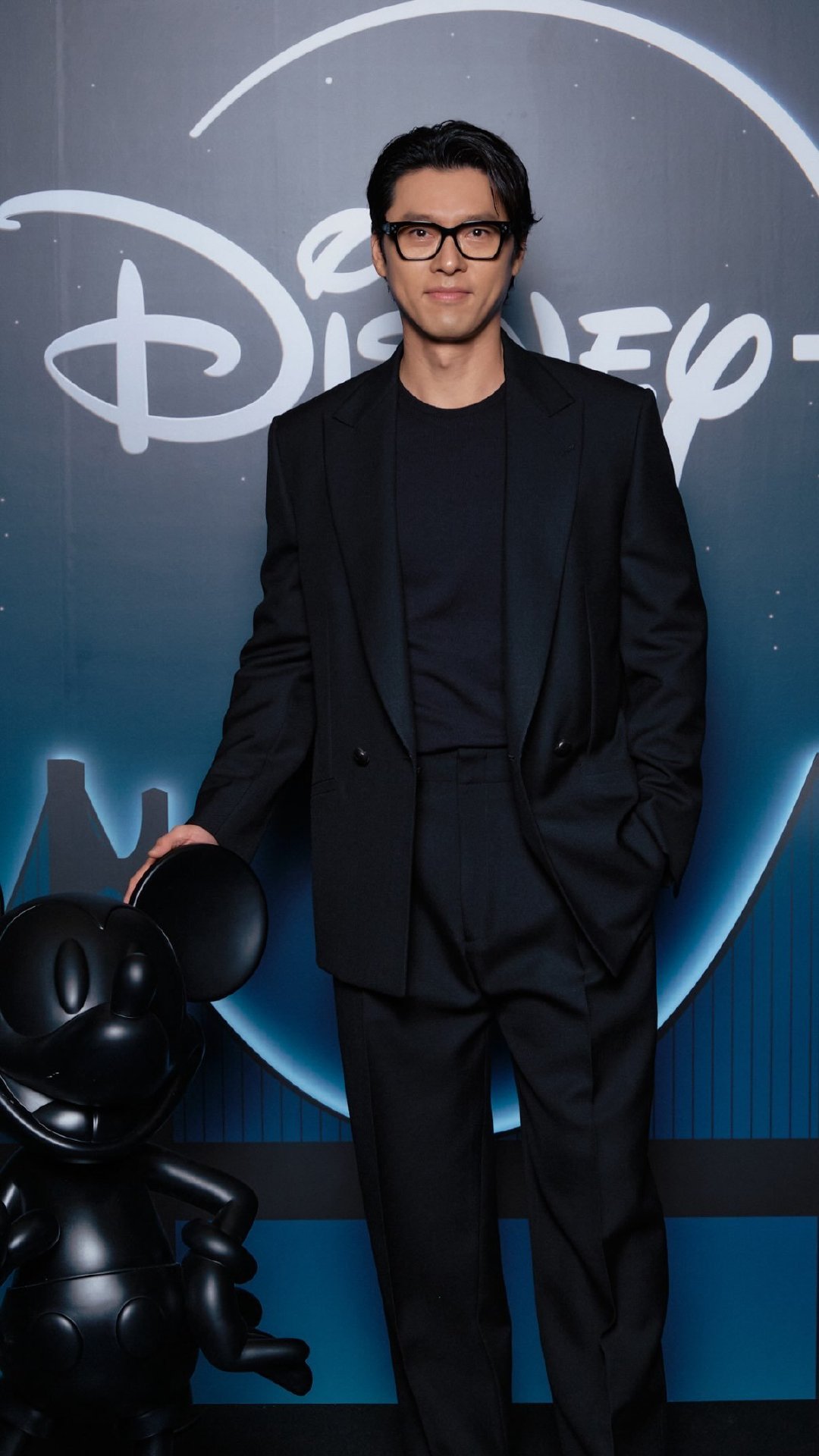 玄彬 x Disney+ Starry Night in Busan 

帅呢！💙🖤 ​