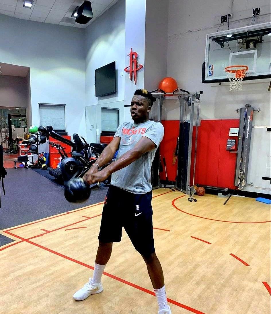 一觉醒来，卡佩拉“重返”火箭救主？这剧本，连好莱坞都不敢这么写。 别再...