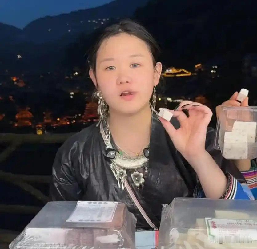 张家齐终于拿下正式代言了，网友都替她高兴，但22岁首拿代言，这次钱能落进她自己口袋吗？ ​
