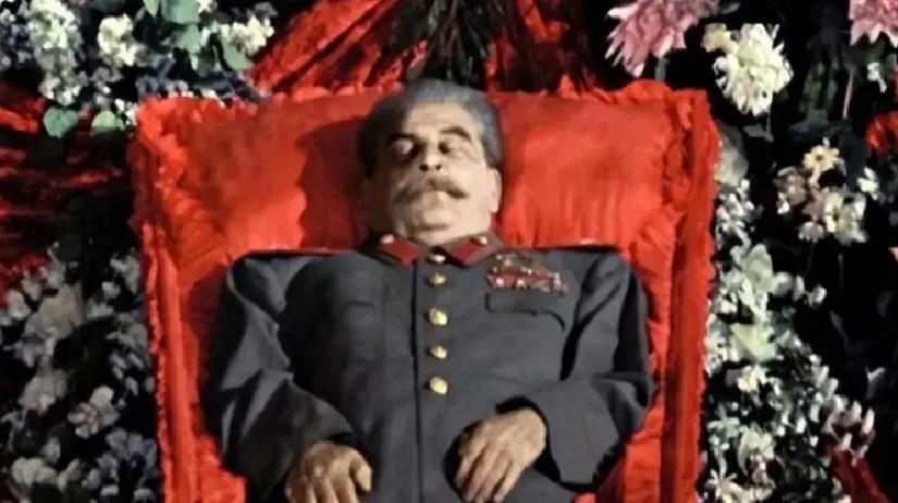 1943年，赫鲁晓夫儿子被判枪决，他为救儿子竟两次向斯大林下跪，尊严尽失，但最终儿子依旧被枪毙，赫鲁晓夫悲痛欲绝，他下定决心要报复斯大林！

处决通知送到赫鲁晓夫手上时，他刚从斯大林那里出来。走廊里没人敢和他对视，他把那张纸折了两折，塞进口袋，照常走进会议室。
会上有人汇报前线战况。他坐在原位，该记