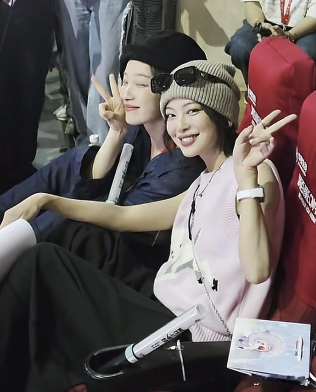 好接地气！倪妮啃着黄瓜看李宇春演唱会，不时还要投喂辛芷蕾
倪妮和辛芷蕾来看李宇春演唱会了，这姐俩性格好开朗，镜头给到大屏幕，开始手舞足蹈，开心到飞起。
看到粉丝打招呼，两人对着镜头甜笑，还不忘比手势，该说不说，造型真的好美。
镜头还捕捉到接地气的一幕，倪妮手里拿着黄瓜，吃的津津有味，这可真是不拿网友