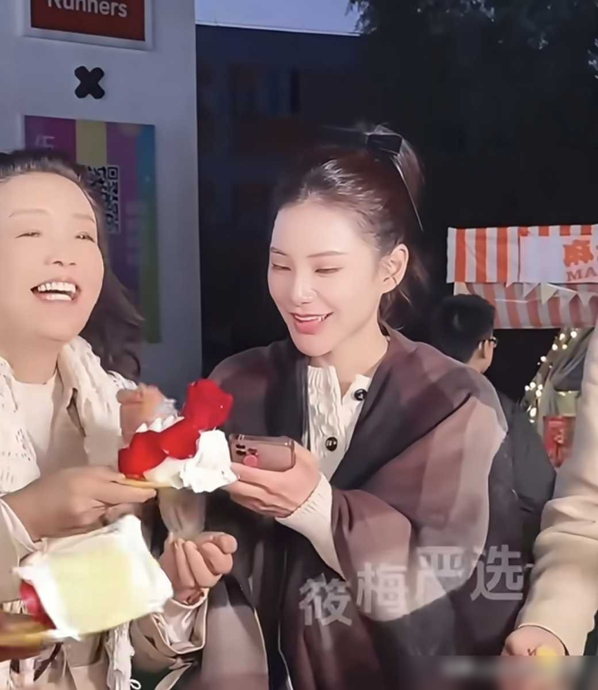 汪小菲喂马筱梅吃蛋糕，她转手就喂给了张兰。婆婆笑得前仰后合，就这一个动作，评论区炸了。
细节在这：张兰在旁边撒娇，马筱梅看见了，没犹豫，直接把蛋糕递到婆婆嘴边。汪小菲在中间愣了一秒，然后跟着乐。
这不是第一次了。之前直播被骂像打工的，她回一句高级打工人也是本事。被质疑生孩子抢家产，她说有福之人不