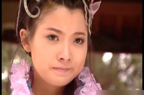 当年张棪琰去《武林外史》剧组，原本试镜的是朱七七她妈李媚娘。

结果原定女主角没来，导演手一指，硬把她推上了朱七七的位置。

戏一播直接引爆全网论战。观众几乎一边倒偏向王艳演的白飞飞，甚至觉得沈浪瞎了眼，原著里的正牌女主朱七七反倒被骂惨。王艳说白飞飞是她演过最复杂的角色，藏着刀；张棪琰则直言自己是本