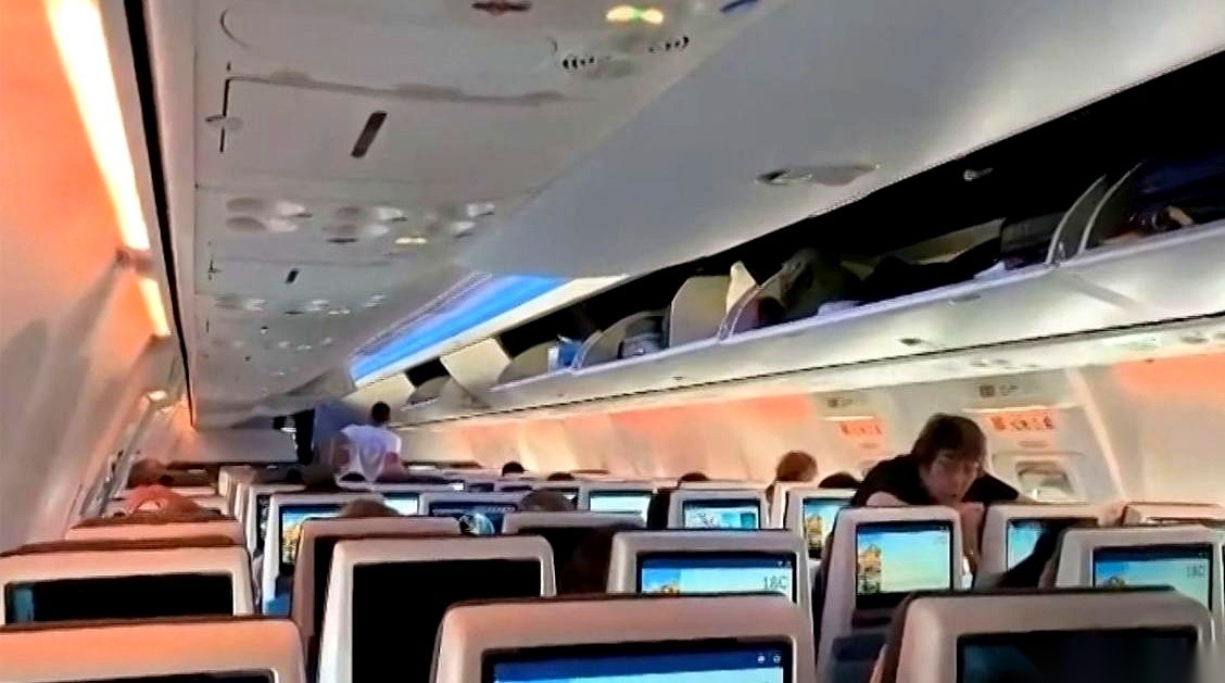 关于2026年9月底迪拜航空FZ1073航班上的高空惨案，最让人后背发凉的不是那场万米高空的刺杀。
当29岁的阿曼籍副驾驶哈马米拔出利器狠狠刺向机长时，他其实根本不该出现在那把椅子上。一个两年前就因为接触极端主义材料被前东家直接禁飞的危险分子，竟然毫不费力地连过数家航司的背调，大摇大摆地坐进了飞往特