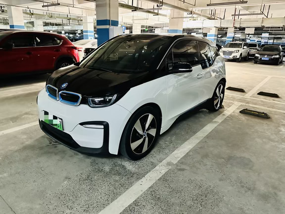 推崇环保♻️内饰、轻量化碳纤维车身，当年落地50个W的新能源小玩具🚗，现在1折多，仅5万公里，全年保险，选装哈曼卡顿音响更是全网稀有，对开门设计，车内乘员独立私享天幕，现在看理念依然超前[得意][得意][得意]#郑州可米同学mini专营 #好开好停的车 #女生代步车 #新能源二手车 #电动汽车 #郑州可利达 #郑州可利达车行 #宝马i3 #宝马进口i3