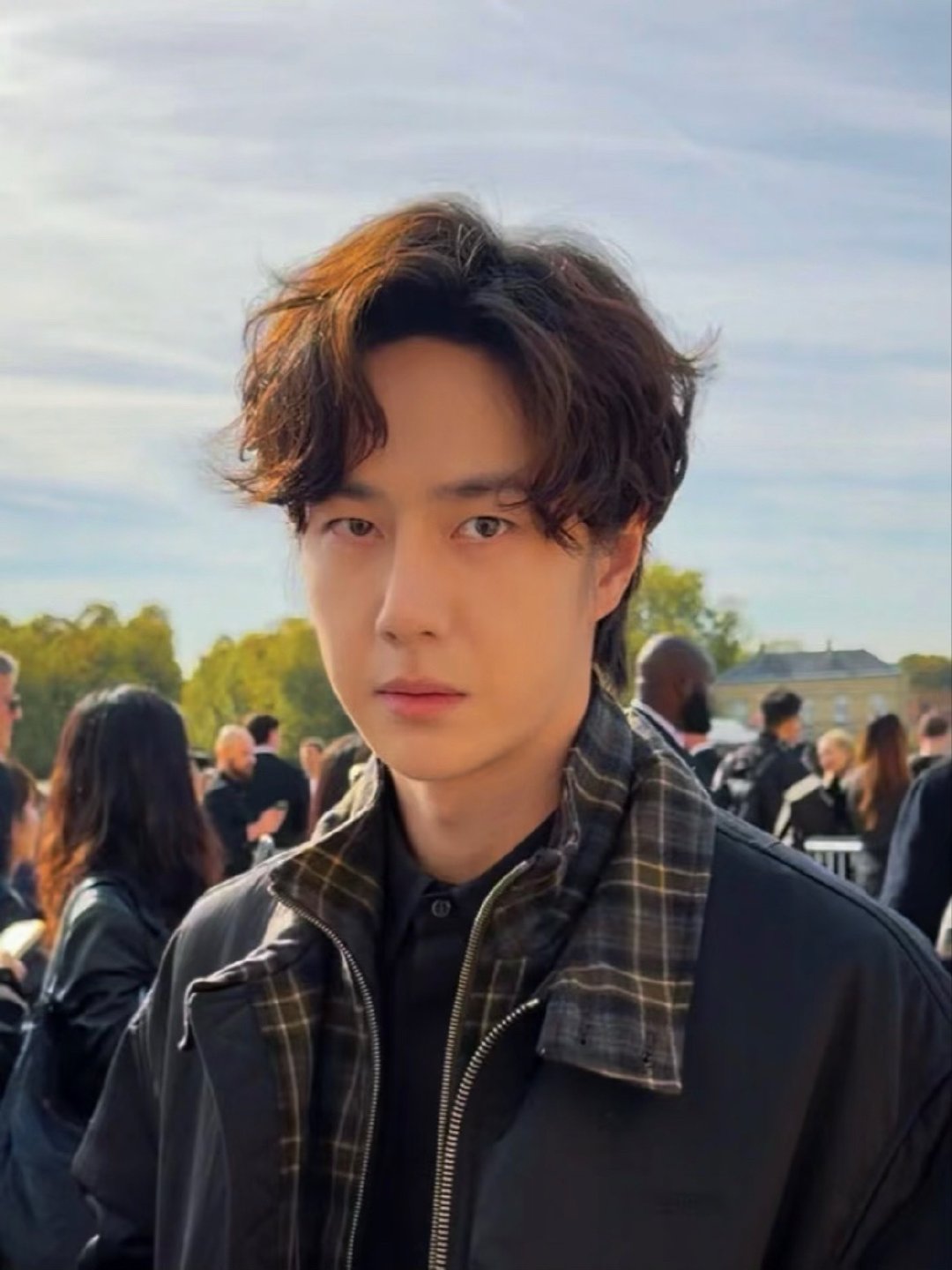 这张看镜头了[可怜][可怜][可怜] #王一博LOEWE大秀造型# ​