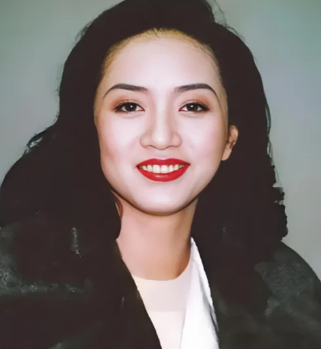 一代巨星梅艳芳离世后没过多久，她的主治医生在一次深度的公开访谈中满脸遗憾地透露了一个惊天隐秘：其实当年她的病情并不是彻底无解，原本完全有很大的希望能够治好，可偏偏就是因为某一件让人揪心的事情，让她在关键时刻彻底心灰意冷，竟然主动放弃了继续治疗的宝贵机会。
 
（信源：人民网-江南时报——“她原本是可