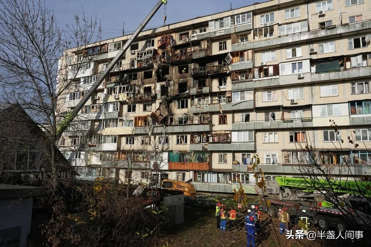 俄军凌晨发动大规模打击，乌克兰多地拉响警报

当地时间10月7日凌晨，俄罗斯军队对乌克兰进行了大规模的空袭。俄罗斯方面表示，使用了陆基、海基、空基高精度武器以及无人机，主要打击了乌克兰军工企业、港口设施和军用船只。

乌方通报称，袭击波及基辅和12个州，能源设施是主要袭击目标之一。泽连斯基表示，袭击