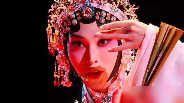 185的大高个，套上杜丽娘的行头，开口就是昆曲戏腔，全开麦，零基础。唐九洲在《披荆斩棘2026》五公舞台上，硬是把《在梅边》唱到了898火力值。台下没人信他能成，他自己也紧张，可一开口，场子静了。三公还在跳《狂野之城》，五公就敢反串，这跨度换别人早崩了。更狠的是，他手里还压着跨年档电影《活久久》，特