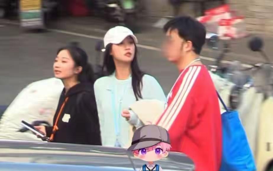 蓝盈莹带着新男友大大方方逛乌镇，结果男方的长相和状态直接把网友看愣了。
背着大包一路跟在后头，侧脸瞅着莫名撞脸瘦下来的杜海涛，全程几乎没什么笑脸，不少人第一眼还以为是跟班的小助理。
网上免不了又是一通对比，说这不管是颜值还是所谓的夫妻相，跟当年的曹骏比确实差了一大截。
但仔细想想，蓝盈莹谈恋爱