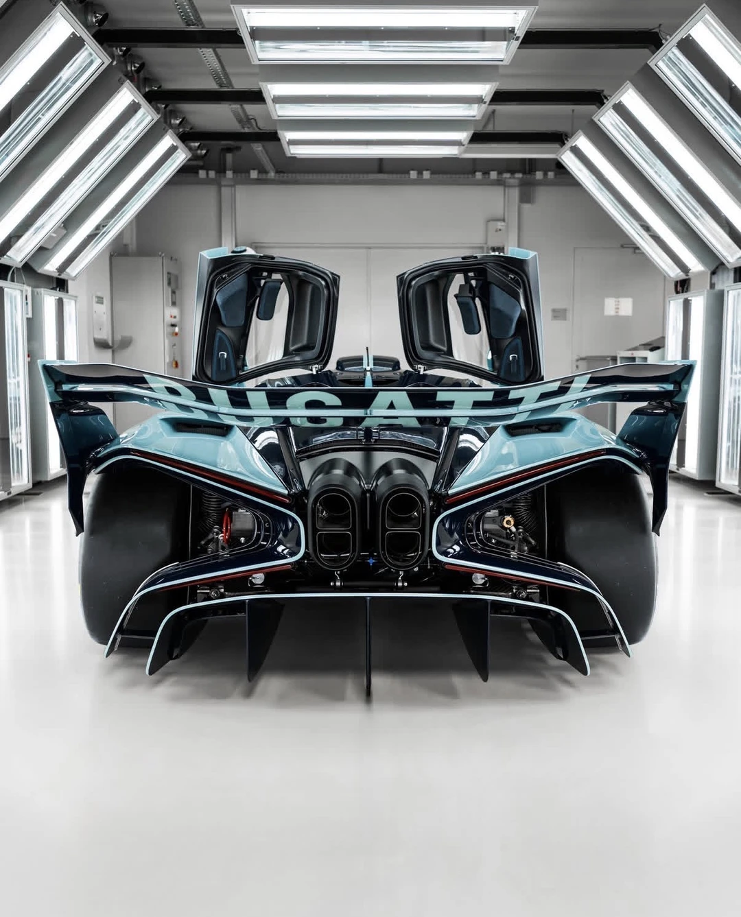 最后一台BOLIDE下线，这是布加迪历史中一个决定性篇章的巅峰之作，它...