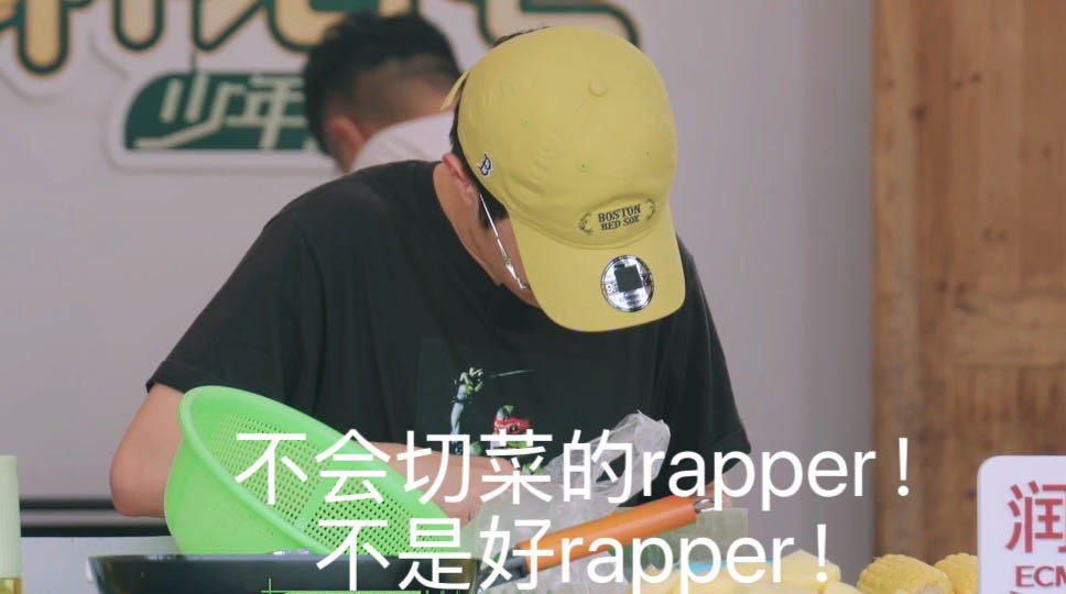 #王一珩切菜工位焊死##种地吧4种地日记# 厨房忙活起来，精准站到了切菜区。刚报完需求，弟弟手上就动了起来，土豆滚刀块切得利利索索，玉米啥的也都不在话下！这岗位完全是王多多的统治区[哈哈]#种地吧# ​