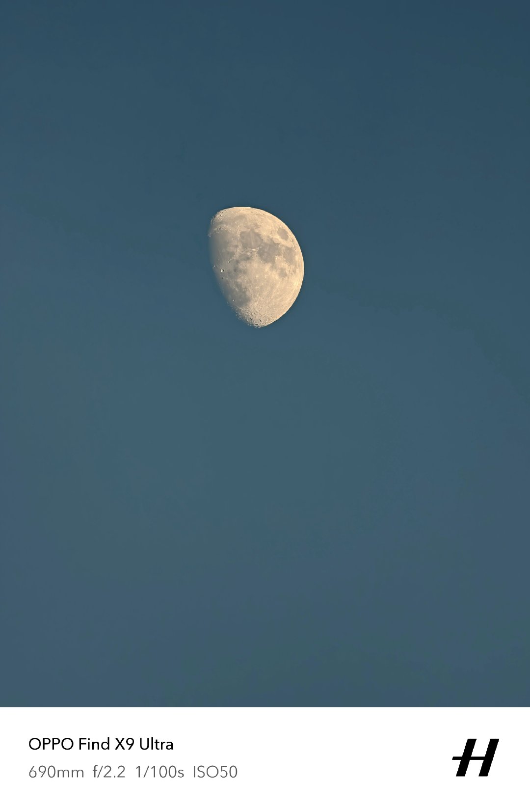 当你带上OPPO哈苏增距镜，去拍月亮！🌙

夜晚时分，深圳前海湾畔，月亮恰好悬于"湾区之光"摩天轮上。舱内游人触手可及清辉，提前接住了深圳独有的、近在咫尺的中秋浪漫。

📷 OPPO Find X9 Ultra

#微博影像年##人间纪事##深圳#  ​