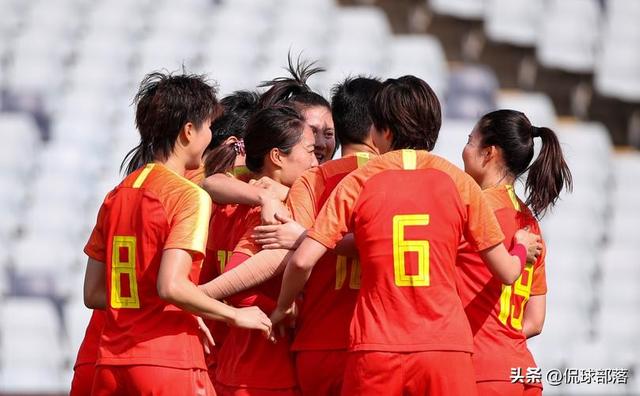 0-2输朝鲜，28年无冠！但这场惨败，为何是女足因祸得福的开端？

暴雨中的凋零不可怕，可怕的是在温室里假装盛开。


9月29日，静冈县瓢泼大雨，中国女足0-2输给朝鲜。连续两届亚运止步半决赛，28年没拿过金牌。全场就1次射正，朝鲜那边10次射门5次射正。这比分，刺眼得让人不想看第二遍。


但冷
