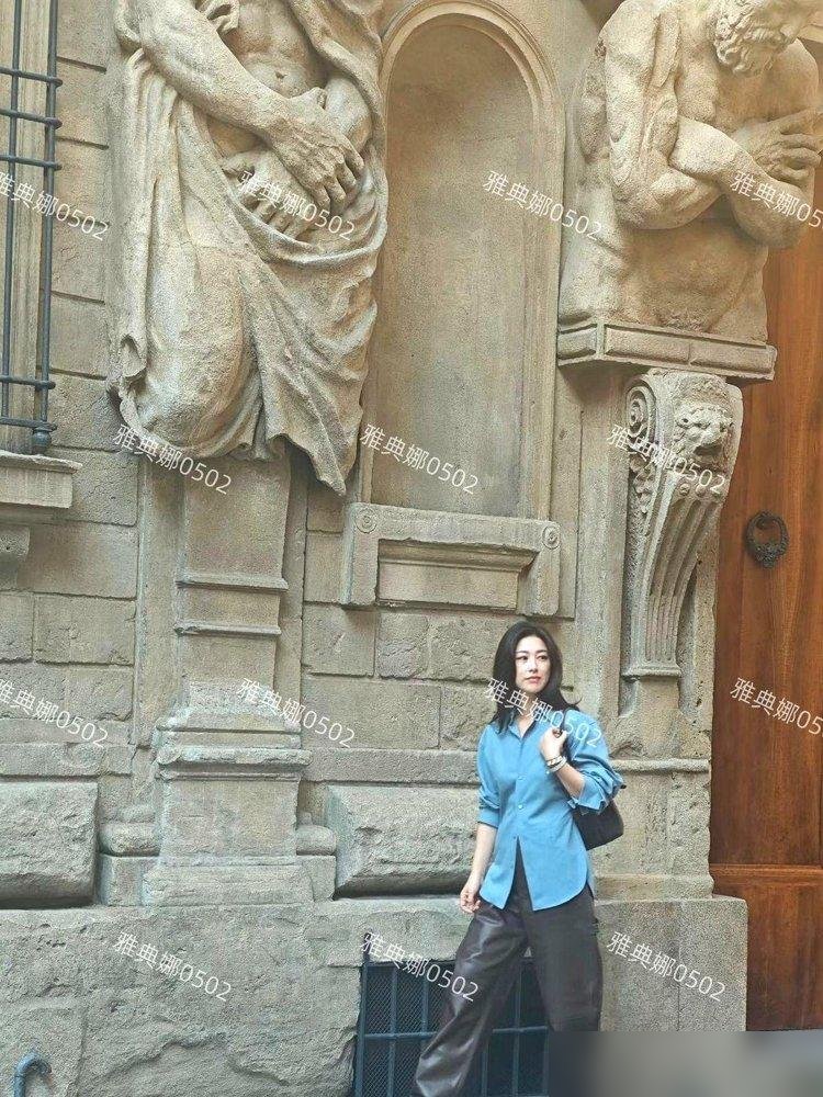 朱珠在米兰被怼脸拍生图，评论区直接开嘲“腿短、显老、这状态也敢出来”。结果她转头就认了：166，108斤，眼角有纹，头顶有白头发。
不修图，不控评，不装。
这边网友还在吵“白幼瘦”，那边Tod&