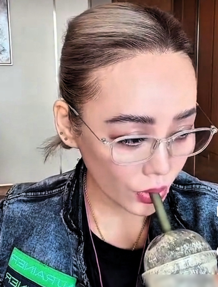 宁静直播边吃蓝莓边聊八卦，居然被骂人设崩了！
宁静一直对外说自己就是不装，早年为了讨人喜欢，装了两年温柔，最后忍不了撕了伪装，还骂当年的自己太矫情。
她一直说我为自己活，不在乎别人喜欢不喜欢，这次直播就是没端着，边聊边吃没装偶像样子，却被网友挑刺不卫生，说她故意卖接地气人设翻车。
原来大众想要