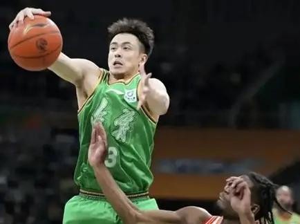 广东宏远开局两连败。10月20日客场78比96输给北京，比分板上最扎眼的一行，是周鹏首发出场13分钟，4投0中，三分球3投0中，0分2篮板，正负值-17。
赛前有人问他这赛季是不是最后一季，他说差不多，最后一个赛季吧，然后看自己的状态，打球不光是热爱，也需要自己在场上的贡献价值，能被自己认可，才继续
