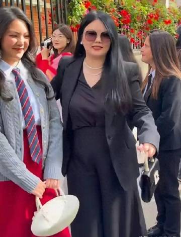 李湘身材松弛引热议，王岳伦罕见陪同，焦点却全被王诗龄抢走