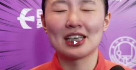 平时在球台上杀气腾腾、恨不得把球皮都拉爆的早田希娜，居然在扇面上端端正正写下了“良缘”两个字。
很多球迷第一眼看到都愣了，这还是那个在巴黎打着封闭、手腕缠满厚厚绷带硬生生咬下铜牌的狠角色吗？
当时赛场外的体验区里，不少人写的是胜利、冲冠，唯独她拿着毛笔琢磨半天，听了队友的建议，挑了这么个格外温婉