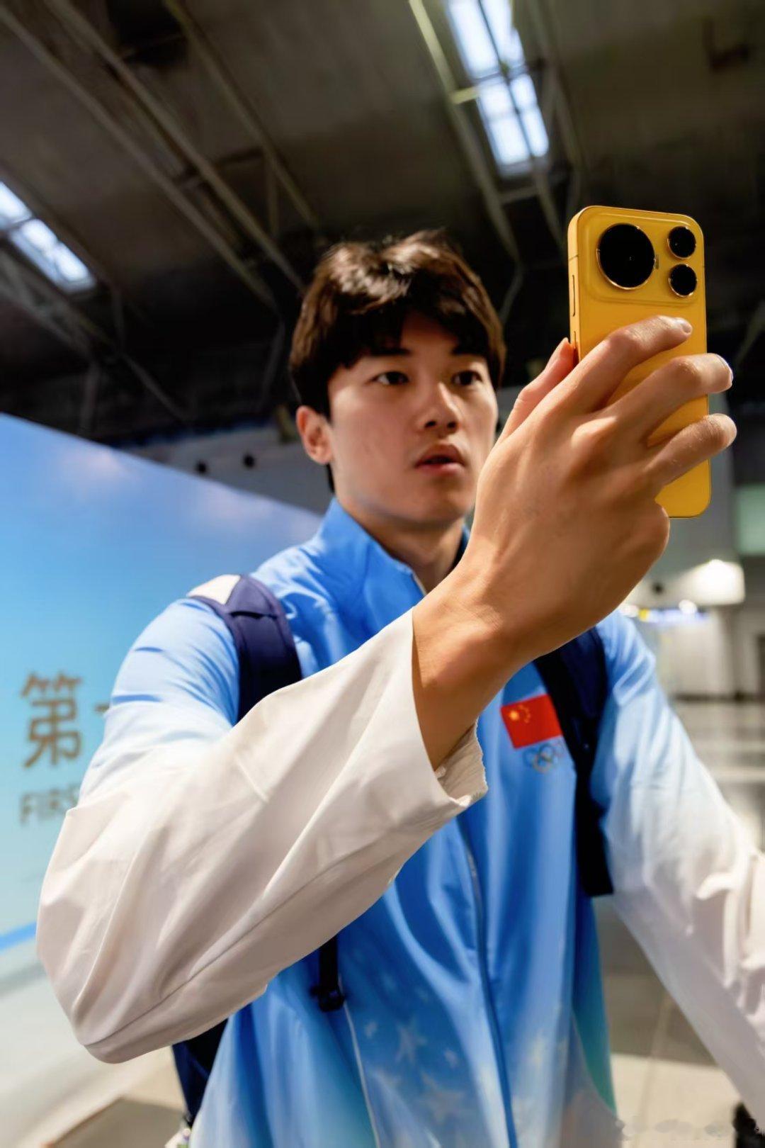 赛场逐梦，奔赴亚运之约！汪顺迎来自己第五次亚运会征程，手持荣耀 Magic9 爆米黄奔赴亚运赛场。从出征启程开启大赛序章，这抹明亮的吸金黄一路相伴，将全程记录汪顺与一众队友的亚运征战之旅。怀揣赛场的无限期许，蓄势启程，静待泳池之上全力以赴的竞技时刻！ ​