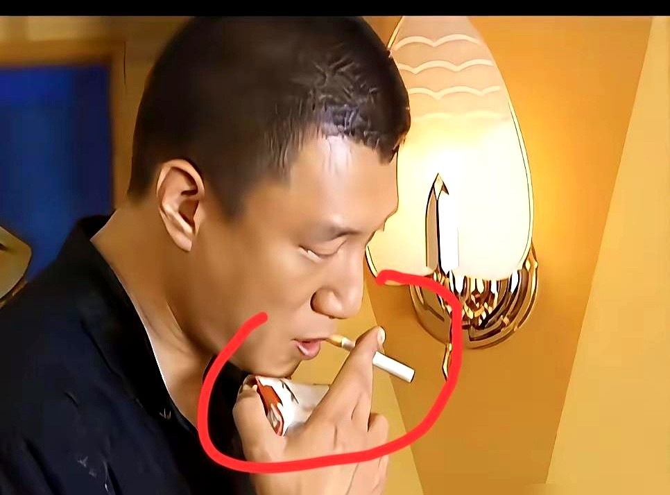 二手市场有人开价上千一条，就为求购刘华强抽的那款无牌白皮烟。

这不是《征服》道具组糊弄，是专门去石家庄找的散烟。烟一叼，孙红雷脸上的狠劲直接渗出来。反观《浴血黑帮》一季烧上千根草本假烟，演员含嘴里都不吸。再看当年周星驰拍《食神》，陈志成把没灭的真烟头往嘴里塞了十几次，片酬才五百港币。

有人拿命换