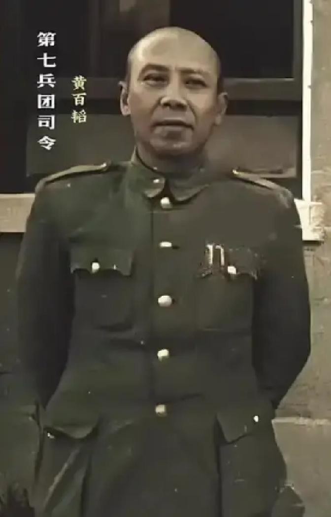 1957年，国民党中将黄百韬的儿子黄效先，因枪杀了与他关系暧昧的男性朋友，结果被判死刑。黄百韬遗孀不认命，拿着勋章就去跪倒在老蒋的“总统府”门前，要求刀下留人。

黄效先被改判后，在台北监狱开始了他的无期徒刑。刚进去那阵子，他还有点少爷脾气，觉得家里迟早能把他弄出去。可日子一天天过去，除了母亲偶尔来