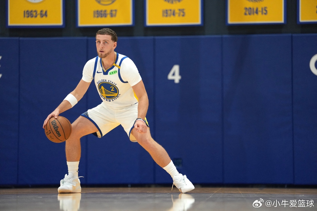 NBA季前赛，勇士￼101-104不敌快船￼。赛后，库里￼接受了记者的采访。
谈到波杰姆斯基￼的成长时，库里表示：“波杰姆斯基的天赋一如既往。只是感觉他的身体状态更出色了，看起来更强壮了一些，动作也更敏捷了。”
本场比赛，库里继续稳定发挥，出场13分钟4投3中，三分3中2、罚球2中2拿到10分2篮板2助 ​